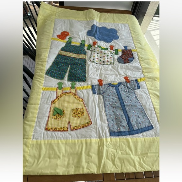Hanging Laundry Floral Appliqué Embroidery Baby Boy Girl Quilt Vintage 80s